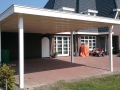 Carport Veranda, Veranda Plaza, Glazen schuifwanden, terrasoverkapping, overkapping, buitenkamer, tuinkamer, houtkachel, lichtstraat, daklicht, balustrade, terrasverwarming, tuin, terras, houten vloer.