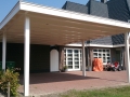 Carport Veranda, Veranda Plaza, Glazen schuifwanden, terrasoverkapping, overkapping, buitenkamer, tuinkamer, houtkachel, lichtstraat, daklicht, balustrade, terrasverwarming, tuin, terras, houten vloer.