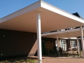 Carport Veranda, Veranda Plaza, Glazen schuifwanden, terrasoverkapping, overkapping, buitenkamer, tuinkamer, houtkachel, lichtstraat, daklicht, balustrade, terrasverwarming, tuin, terras, houten vloer.