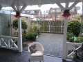 Veranda, Veranda Plaza, Glazen schuifwanden, terrasoverkapping, overkapping, buitenkamer, tuinkamer, Carport houtkachel, lichtstraat, daklicht, balustrade, hekwerk, terrasverwarming, tuin, terras, houten vloer.